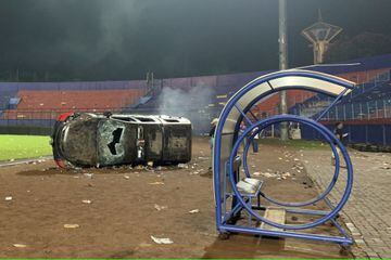 Desperfectos en el estadio Kanjuruhan tras los disturbios de la noche anterior.