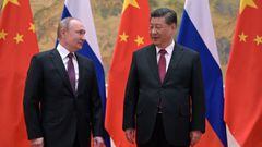 Russian President Vladimir Putin (L) and Chinese President Xi Jinping 