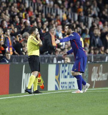 Messi protests to the assistant but with no technology to refer to the officials had to stick to their decision.