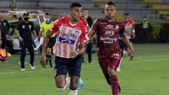 Luis Fernando Miranda del Tolima disputa el balon con Gabriel Fuentes del Junior durante partido entre Deportes Tolima y Junior por la fecha 9.