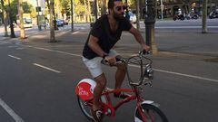 Arda Turan ha publicado una fotograf&iacute;a en su cuenta de Instagram subido a una de las bicicletas de Bicing, el servicio de transporte urbano de la ciudad condal. @ardaturan
