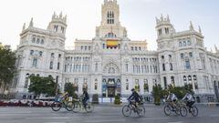 Imagen de varios ciclistas rodando frente al Ayuntamiento de Madrid en la Plaza de Cibeles durante la Fiesta de la Bicicleta de 2019.