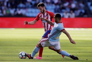 Saúl challenges for the ball with Jony.