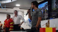 Fernando Alonso durante su discurso en la fiesta de cumplea&ntilde;os que le hizo McLaren en Hungr&iacute;a.