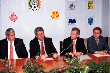 La FMF se reunió de emergencia con Javier Aguirre, entonces entrenador de Pachuca, quien tomó el mando del Tri a una semana de enfrentar a Estados Unidos en el Estadio Azteca. El duelo había que ganarlo sí o sí. La Selección Mexicana no tenía margen de er