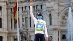 Enric Mas posa en el podio de La Vuelta 2020 como ganador del jersey blanco de mejor j&oacute;ven.