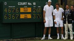 John Isner y Nicolas Mahut posan con el juez de silla Mohamed Lahyani tras su partido de Wimbledon 2010, en el que Isner gan&oacute; en el quinto set por 70-68.