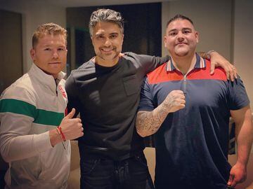 El actor mexicano aprovechó para subir una fotografía en compañía de dos boxeadores que admira. 