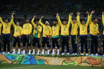 La selección brasileña conquista el único título de fútbol que le faltaba por alcanzar: la medalla de oro de unos Juegos Olímpicos. Con Weverton atajando el último penal y Neymar anotando el definitivo, la Scratch por fin acabó con la malaria.
