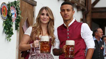 MUNICH, GERMANY - OCTOBER 07: Thiago Alcantara (R) and his wife Julia Vigas attend the Oktoberfest beer festival at Kaefer Wiesenschaenke tent at Theresienwiese on October 7, 2018 in Munich, Germany. (Photo by Pool / Bongarts / Getty Images)