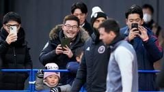 Seguidores japoneses disfrutan de la presencia de Messi en un entrenamiento con el Inter de Miami en Chiba, cerca de Tokio.