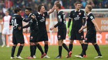 Jara festej&oacute; con sus compa&ntilde;eros de Mainz 05 el triunfo de visita.