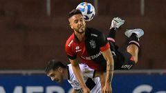 Olimpia's Uruguayan midfielder Alejandro Silva (L) and Melgar's defender Alec Deneumostier vie for the ball during the Copa Libertadores group stage first leg football match between Melgar and Olimpia, at the UNSA Monumental stadium in Arequipa, Peru, on April 6, 2023. (Photo by Diego Ramos / AFP)