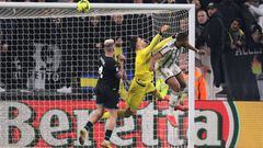 TURIN, ITALY - FEBRUARY 02: Gleison Bremer of Juventus anticipates Luis Maximiano in the SS Lazio goal to head the side into a 1-0 lead during the Coppa Italia Quarter Final match between Juventus FC and SS Lazio at Allianz Stadium on February 02, 2023 in Turin, Italy. (Photo by Jonathan Moscrop/Getty Images)