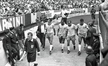 Pelé junto a sus compañeros en el medio tiempo de la final que disputaron contra Italia.