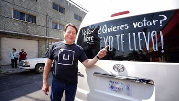 Revocación de Mandato: Mario Delgado traslada a gente en camioneta para votar; el INE le advierte
