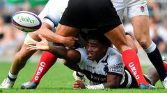 El ala de Fiji de los Barbarians Josua Tuisova pasa el balón desde el suelo durante el partido amistoso internacional de la unión de rugby frente a Inglaterra en Twickenham, al oeste de Londres.