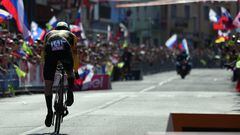 Roglic, pese a sufrir una avería mecánica que le hizo perder tiempo, fue capaz de doblegar a Geraint Thomas (2º) para ganar el Giro por 14 segundos. Almeida cierra el podio.