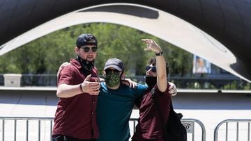Chicago (United States), 27/05/2020.- Three men pose for selfie in Millennium Park in Chicago, Illinois, USA, 16 June 2020. The park which would normally be crowded with visitors opened with restrictions due to coronavirus SARS-CoV-2 which causes the Covi