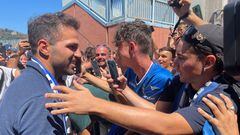 Cesc Fàbregas saluda a los aficionados del Como tras anunciarse su fichaje.