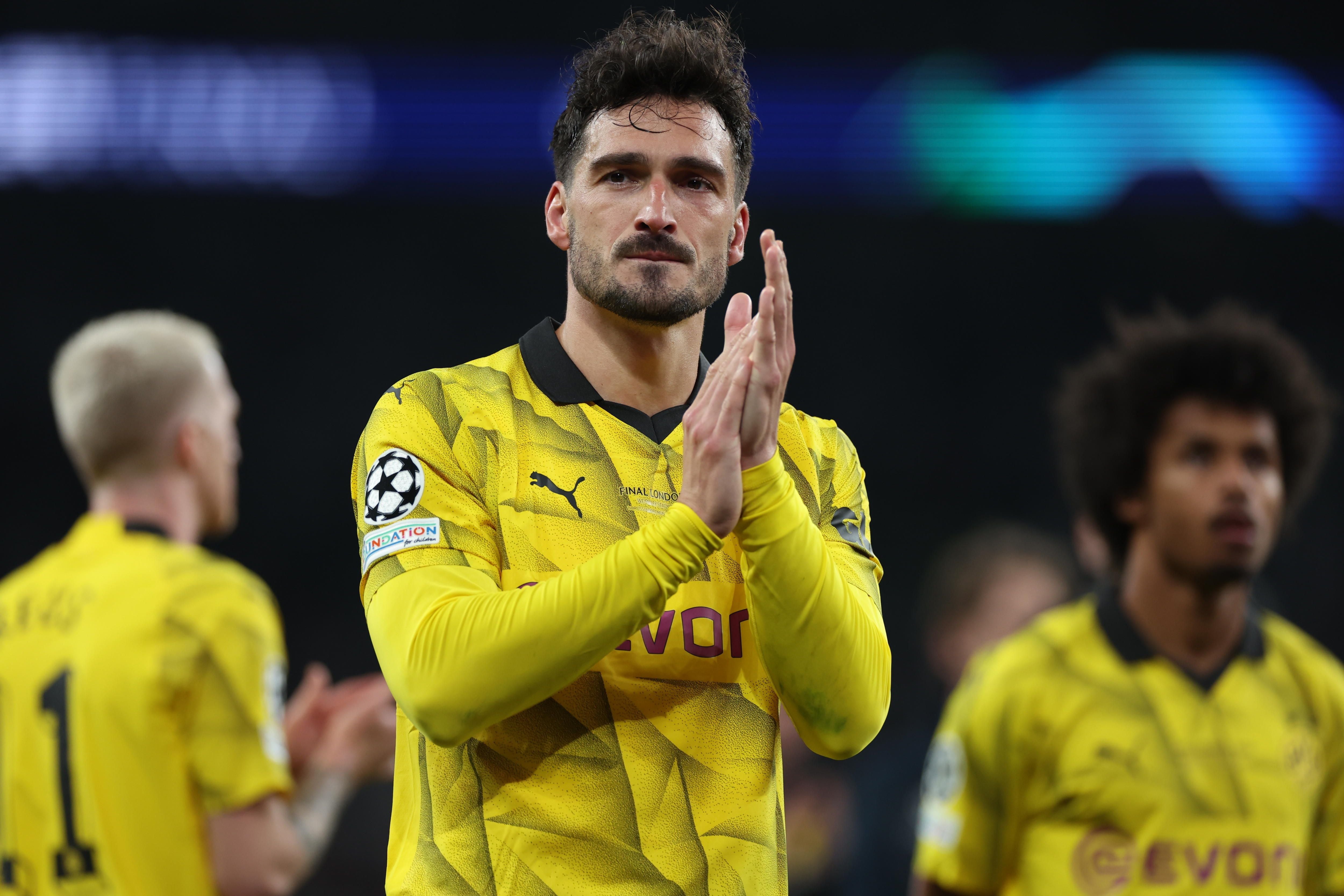 London (United Kingdom), 01/06/2024.- Mats Hummels of Dortmund applauds to supporters after losing the UEFA Champions League final match of Borussia Dortmund against Real Madrid, in London, Britain, 01 June 2024. (Liga de Campeones, Rusia, Reino Unido, Londres) EFE/EPA/ISABEL INFANTES
