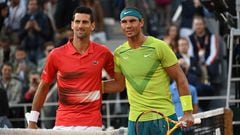 Los tenistas Novak Djokovic y Rafa Nadal posan antes de su partido de cuartos de final de Roland Garros 2022.