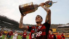 GUAYAQUIL, ECUADOR - OCTOBER 29: Pedro of Flamengo celebrates with the trophy after winning the final of Copa CONMEBOL Libertadores 2022 between Flamengo and Athletico Paranaense at Estadio Monumental Isidro Romero Carbo on October 29, 2022 in Guayaquil, Ecuador. (Photo by Buda Mendes/Getty Images)