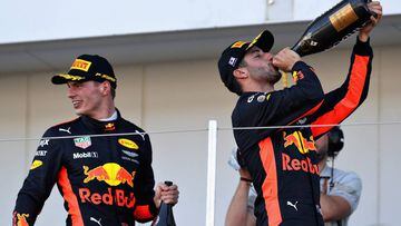 Max Verstappen y Daniel Ricciardo en el podio de Suzuka.