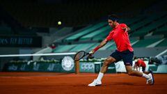 Roger Federer devuelve una bola durante su partido ante Dominik Koepfer en Roland Garros.