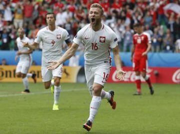 Poland hold their nerves to book their place in the quarter final