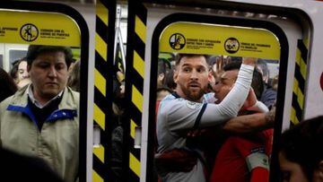 Así viajaron en el metro ambos. En Chile y Argentina anunciaron el inico del partido en el subterráneo