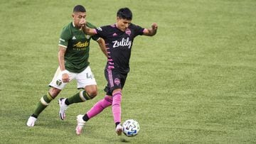 Aug 23, 2020; Portland, Oregon, USA; Seattle Sounders forward Raul Ruidiaz (9) controls a pass during the first half as he is guarded by Portland Timbers midfielder Marvin Loria (44) at Providence Park.
