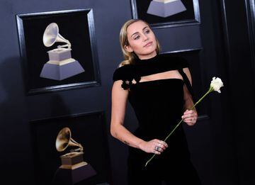 Miley Cyrus posa a su llegada al Madison Square Garden de Nueva York, para participar de la 60 edición de los Premios Grammy.
