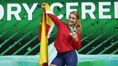 La halterófila española Lydia Valentín, con una medalla de campeona del mundo.