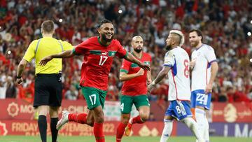 Sofiane Boufal (i) celebra tras marcar ante Chile, durante el partido amistoso entre las selecciones de Marruecos y Chile.
