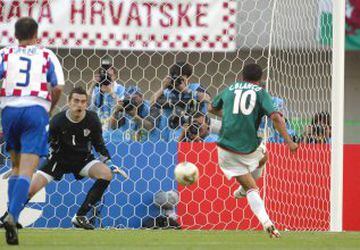 El gol, de penal, con el que México le ganó a Croacia, en la Copa del Mundo del 2002
