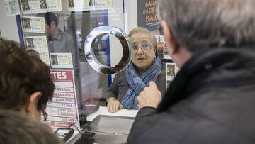 Imagen de un reportaje sobre la lotería de Navidad de Madrid en la que aparece Conchi, la vendedora de loteria en la administación numero 1 de Madrid, en la calle Santa Engracia. © Carlos Rosillo .