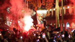 Los aficionados del Barcelona celebran en su rincón sagrado, la Fuente de Caneletes, el vigesimoséptimo título de Liga.