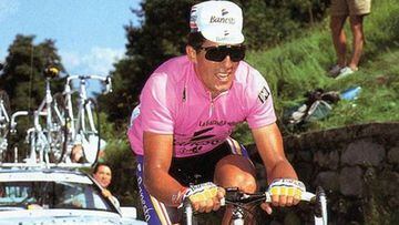 El ciclista español Miguel Indurain, con la maglia rosa de líder del Giro de Italia.