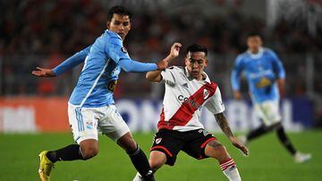 Sporting Cristal's defender Jhilmar Lora (L) and River Plate's midfielder Esequiel Barco vie for the ball during the Copa Libertadores group stage first leg football match between River Plate and Sporting Cristal at the Monumental stadium in Buenos Aires on April 19, 2023. (Photo by Luis ROBAYO / AFP)