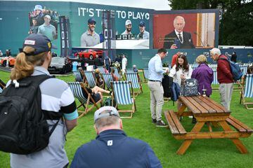 El rey Carlos III de Gran Bretaña se ve en una pantalla gigante mientras habla durante una reunión del Consejo de Adhesión para proclamarlo rey, el día 2 del Campeonato BMW PGA en Wentworth Golf Club, al suroeste de Londres, el 10 de septiembre.