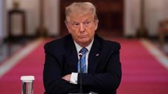 El presidente de los Estados Unidos, Donald Trump, se sienta con los brazos cruzados durante una mesa redonda sobre la reapertura segura de las escuelas de Estados Unidos durante la pandemia de coronavirus, en la Sala Este de la Casa Blanca el 7 de julio de 2020, en Washington, DC.