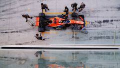 Stoffel Vandoorne y el equipo McLaren durante los test de Abu Dhabi.