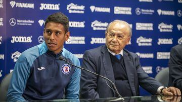 Guillermo Álvarez (der) presenta a Luis Romo (izq) con Cruz Azul.