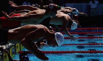 Comienzo de la prueba de 200 metros estilo braza de los Campeonatos nacionales de Estados Unidos en los que participa Michael Phelps.