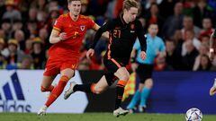 CARDIFF, UNITED KINGDOM - JUNE 8: (L-R) Chris Mepham of Wales, Frenkie de Jong of Holland  during the  UEFA Nations league match between Wales  v Holland at the City Stadium Cardiff on June 8, 2022 in Cardiff United Kingdom (Photo by Eric Verhoeven/Soccrates/Getty Images)