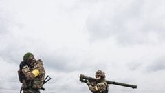 Un soldado del ej&eacute;rcito ucraniano apunta con un misil antia&eacute;reo.