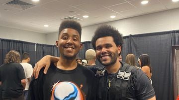 Joshua Felder, la primera persona con autismo en actuar en un Halftime Show, ha conocido The Weeknd, artista del medio tiempo en el que Felder participó.