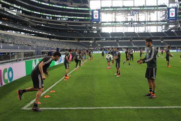 Jugadores de la Selección Mexicana en el entrenamiento. 
