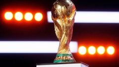Así luce el trofeo de la FIFA en el sorteo de la Copa del Mundo de Qatar 2022